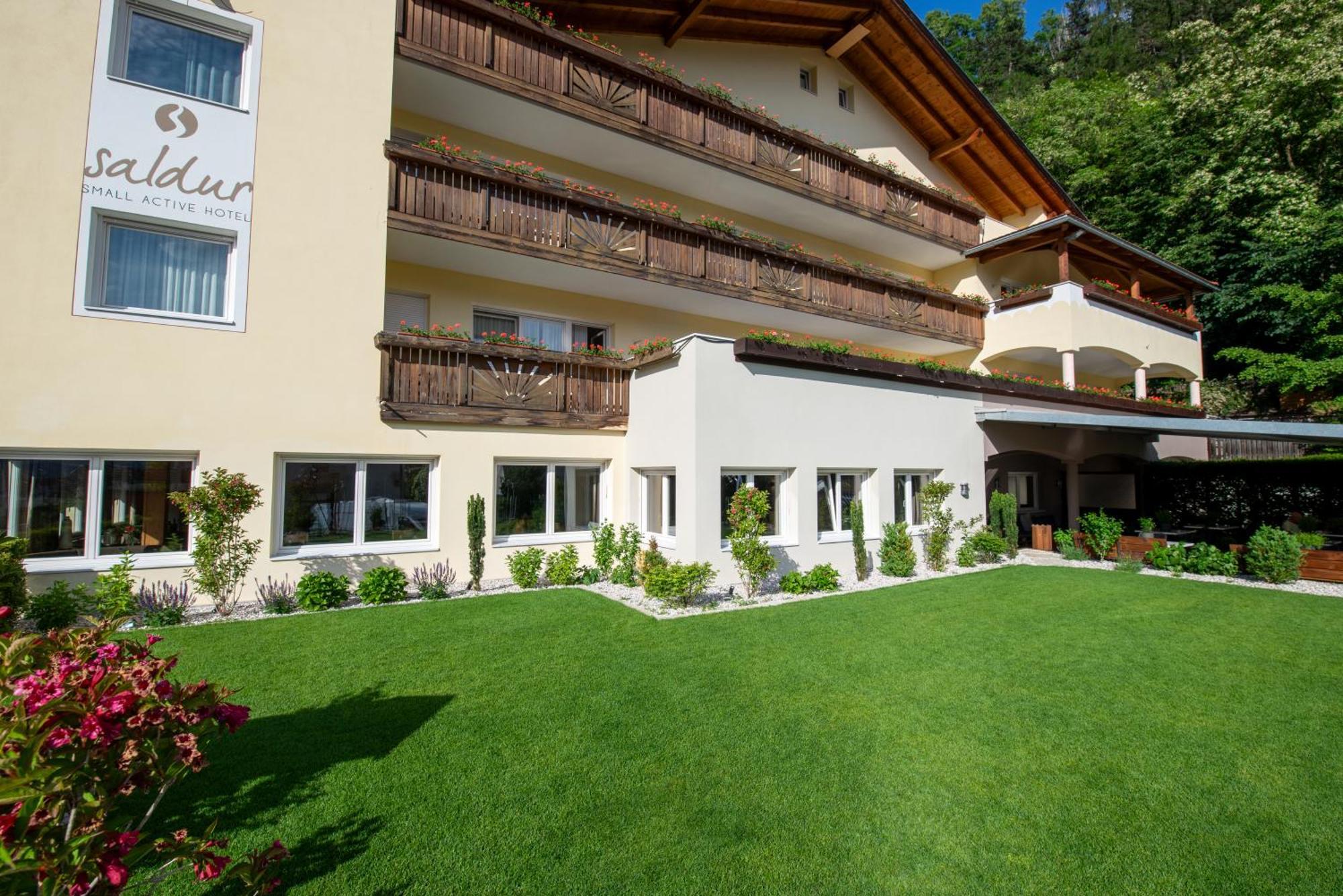 Saldur Small Active Hotel Слудерно Екстериор снимка